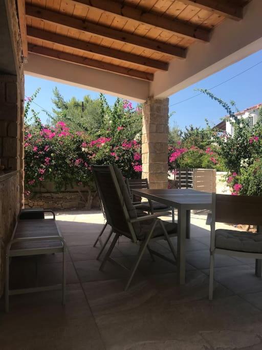 Πέτρινη Κατοικία Στην Αίγινα - Stone House In Aigina Khloi Exterior foto